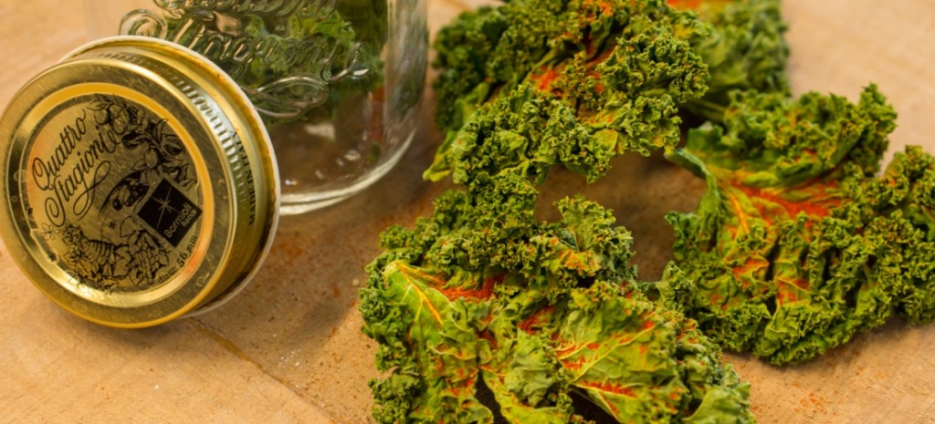 Kale chips with red bell pepper powder